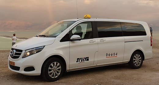 מיניוואן של מוניות שדה התעופה רמון בנוף המדבר